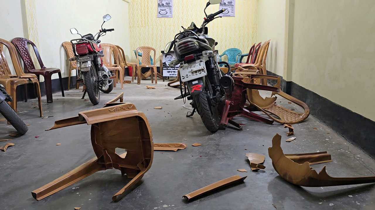 ঝিনাইদহ-৪ আসনে স্বতন্ত্র প্রার্থীর দুই নির্বাচনী অফিস ভাংচুর